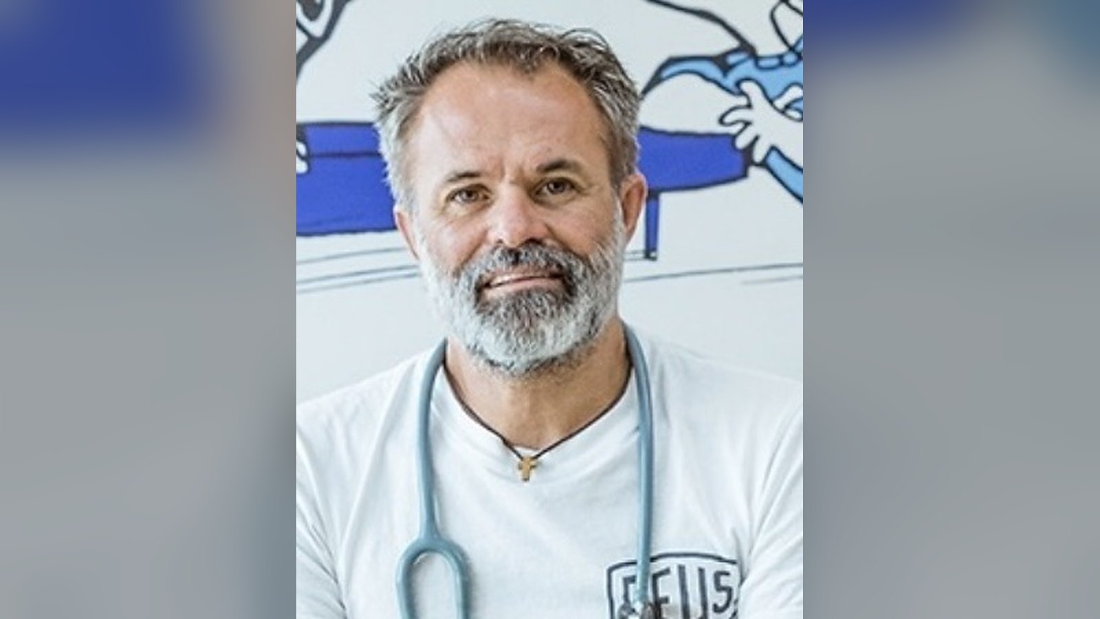 Jorge Muñoz, director de Bonitas Noticias, con bata y fonendoscopio