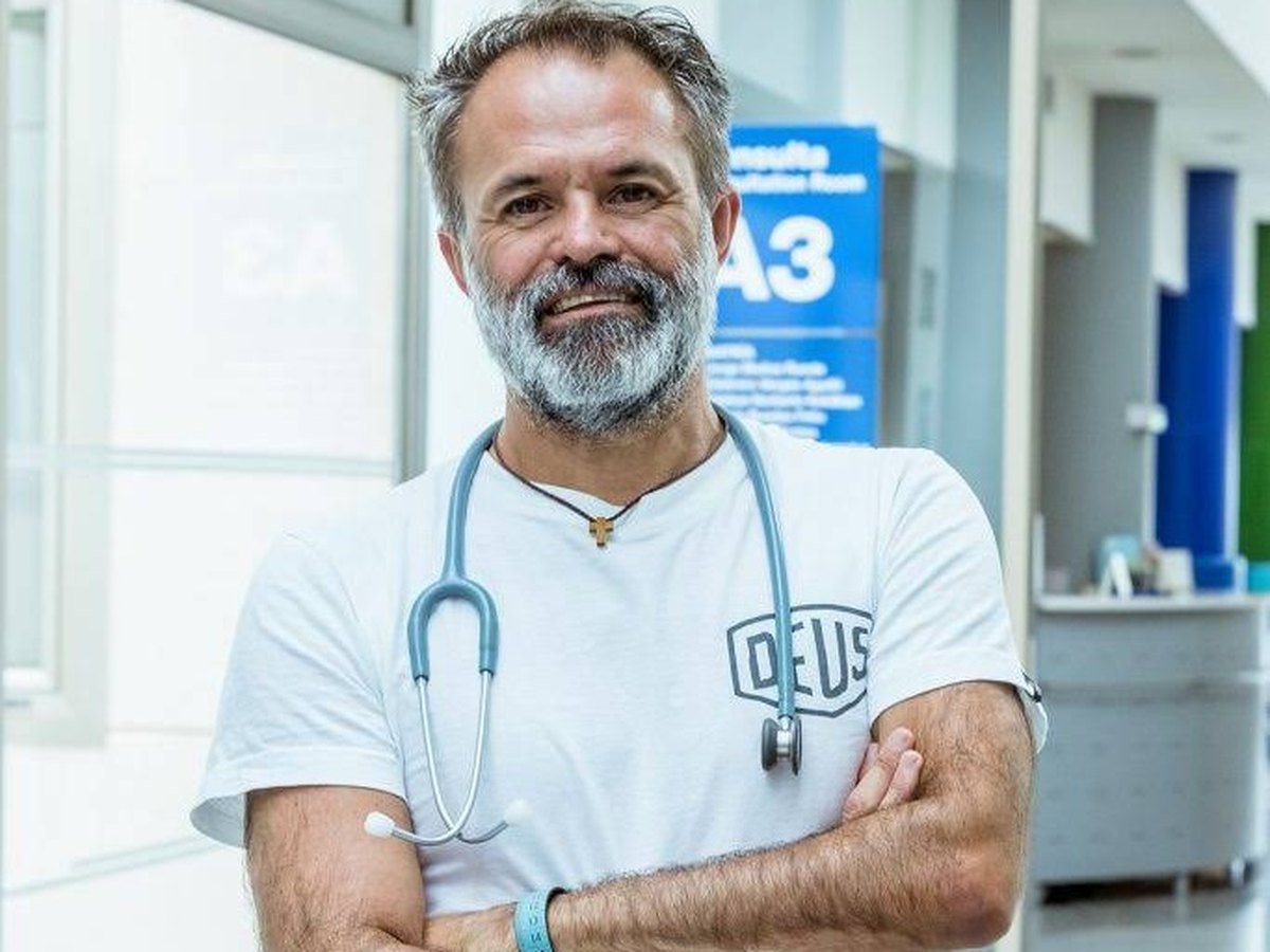 Jorge Muñoz, pediatra y director de Bonitas Noticias, en el pasillo de una consulta