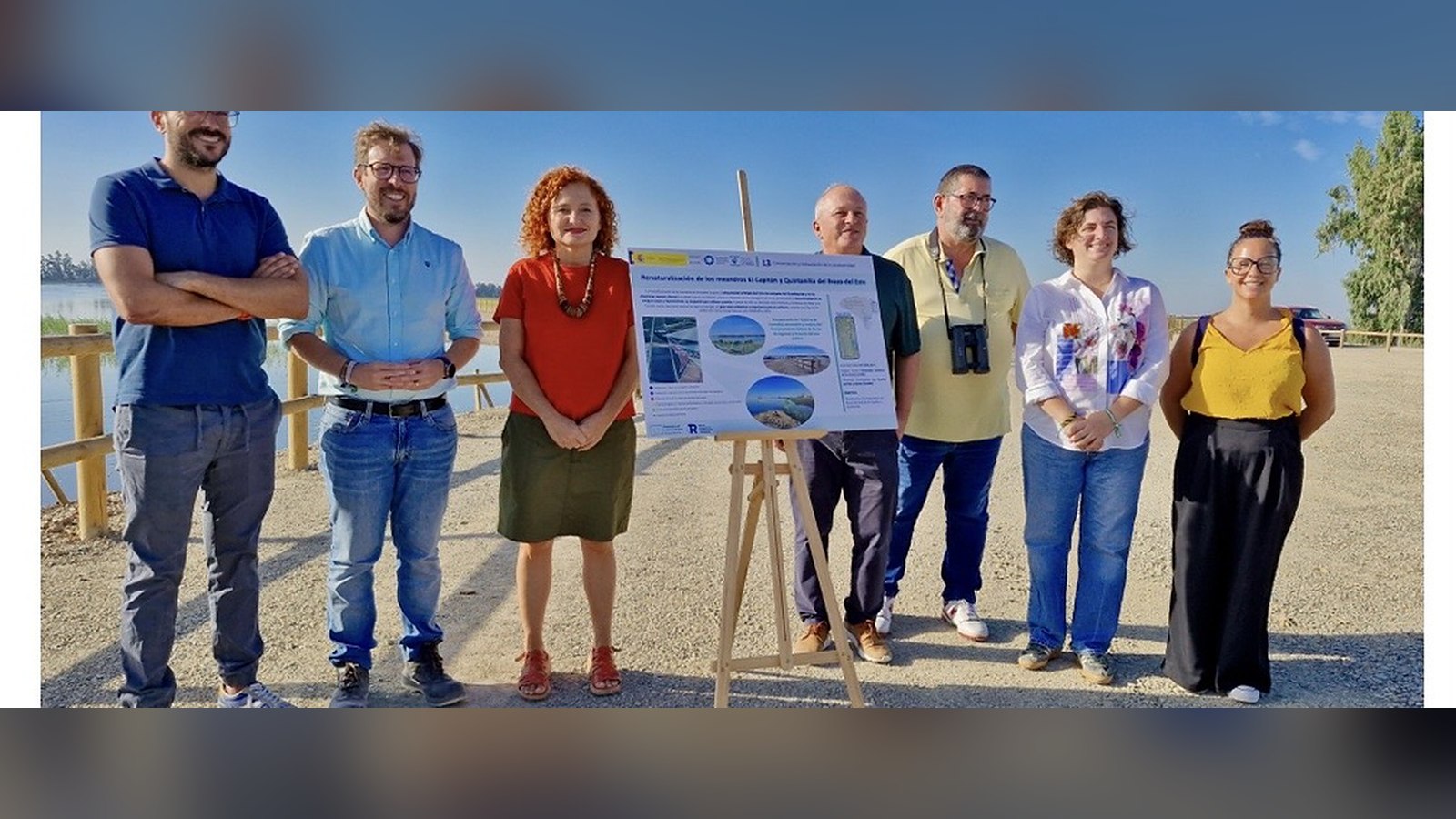 Grupo de responsables junto a un panel explicativo en el Paraje Natural del Brazo del Este