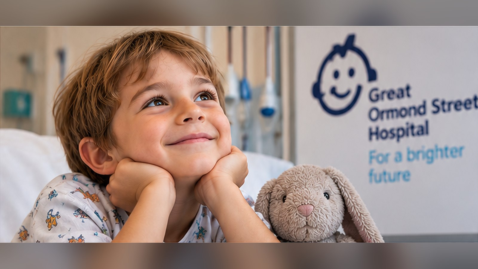 Niño ingresado sonriendo en una habitación del Great Ormond Street Hospital
