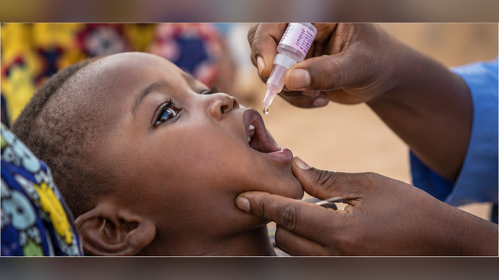 Un niño recibe unas gotas de vacuna oral contra la polio