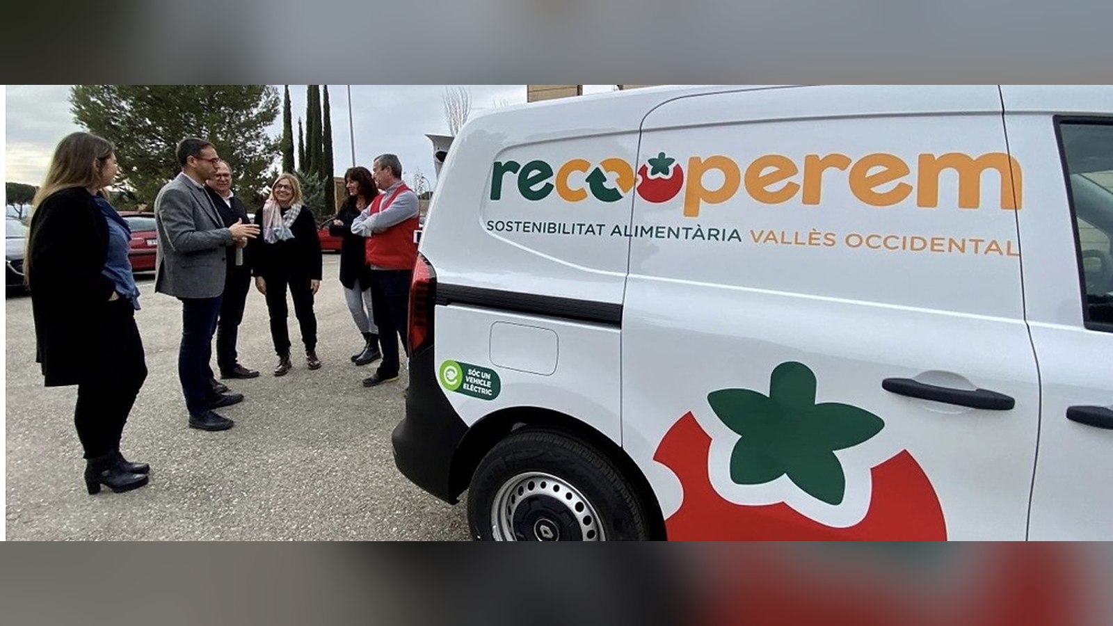 Furgoneta rotulada del proyecto Recooperem junto a un grupo de personas