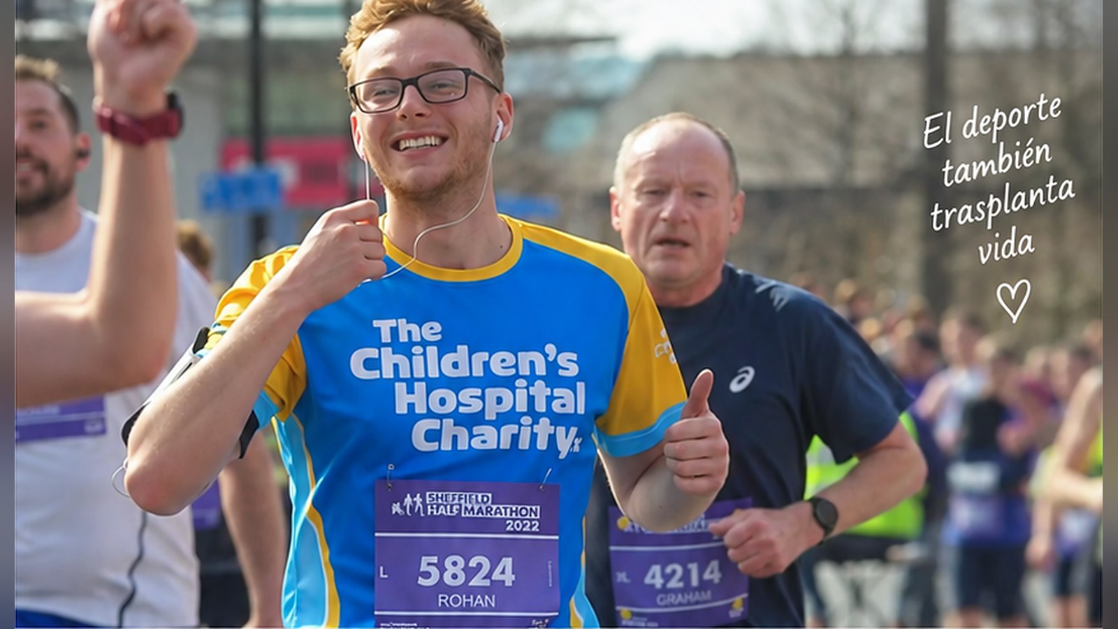 Rohan corriendo una media maratón con la camiseta de The Children's Hospital Charity