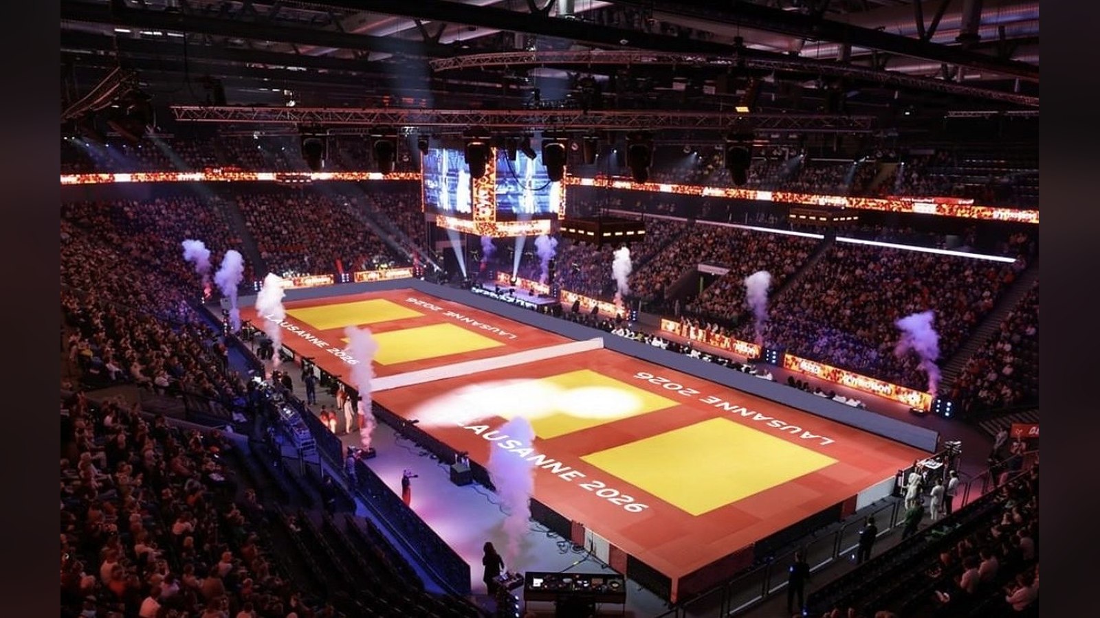 Vista general de la Vaudoise Arena de Lausana, con los tatamis amarillos y las gradas llenas