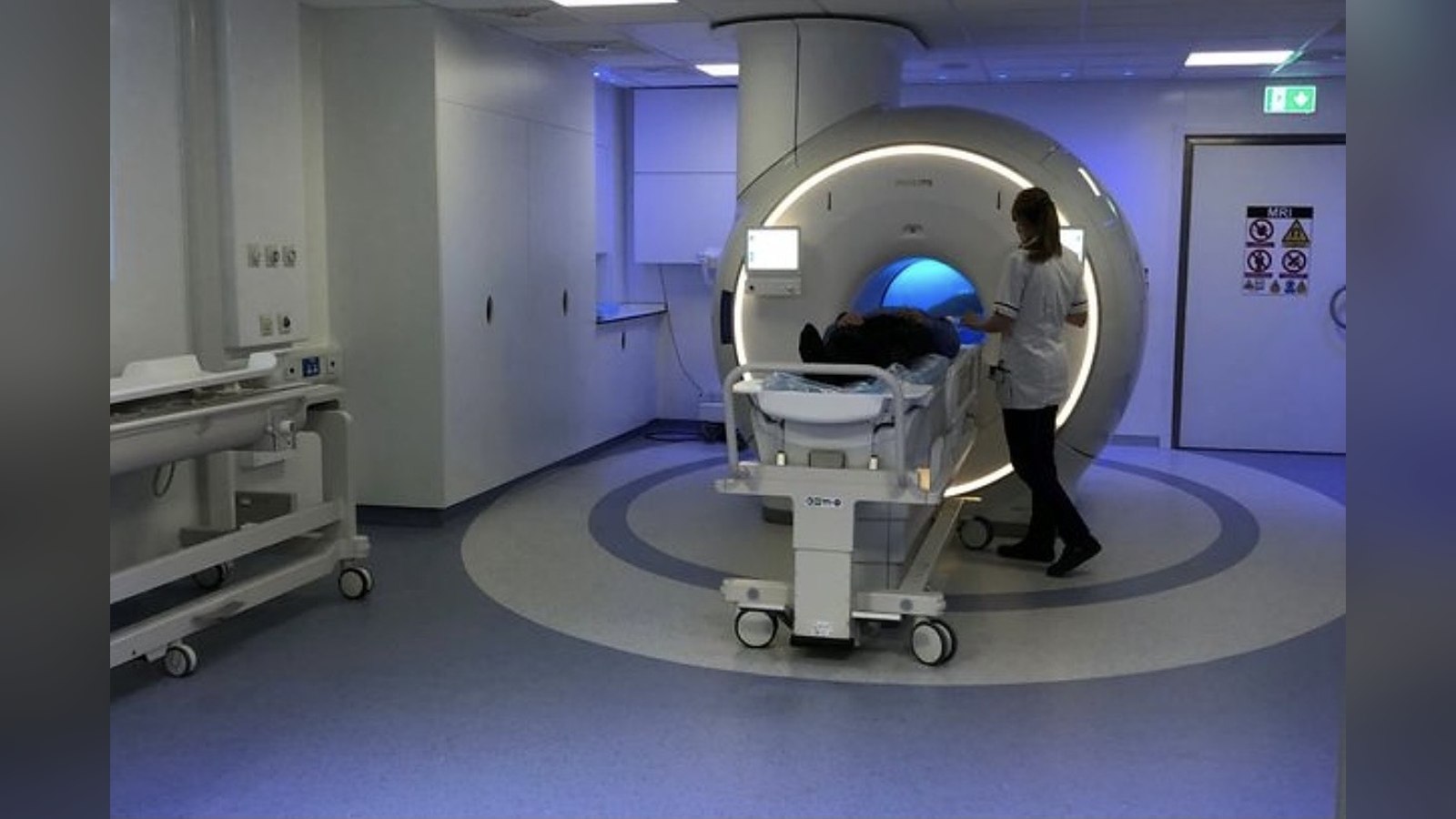 Sala de resonancia magnética de un hospital con una paciente preparada para la prueba